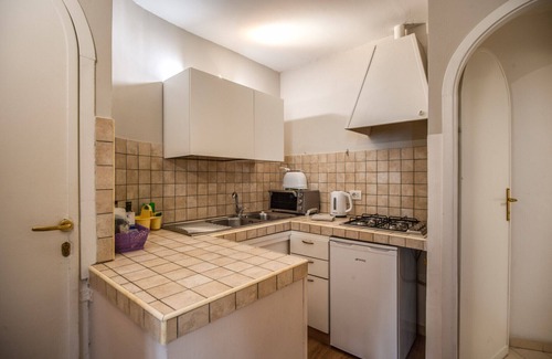 Rione VI Parione Apartment | Pleasant and quiet apartment situated on Via dei Cappellari, in the heart of historic center.