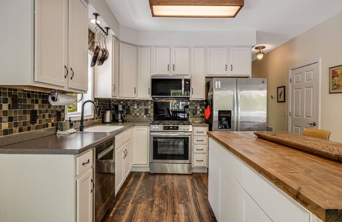 Hendersonville House | Pleasant Grove Hideaway | Private Creekside Retreat w/Hot Tub & Trails