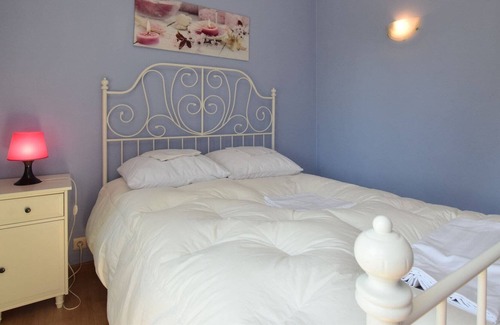 Courtil House | Pleasant Holiday Home with Sauna and Jacuzzi in Courtil