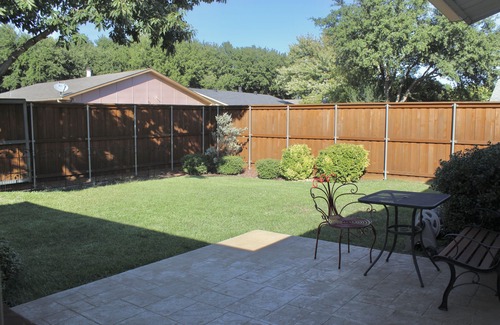 Plano House | Pleasant Home w/3 Comfy BR + Spacious Backyard (PET Friendly)