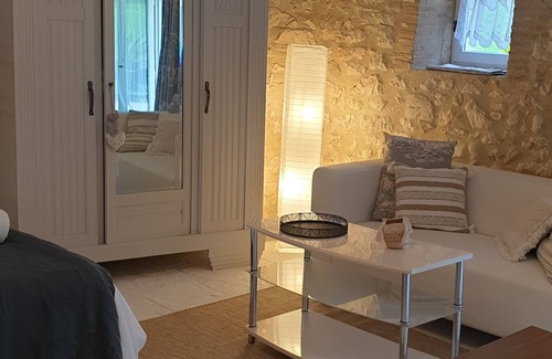 Parranquet Bed & Breakfast | Pleasant "Lily" Room/Apartment at Clos de Parranquet, with swimming pool.