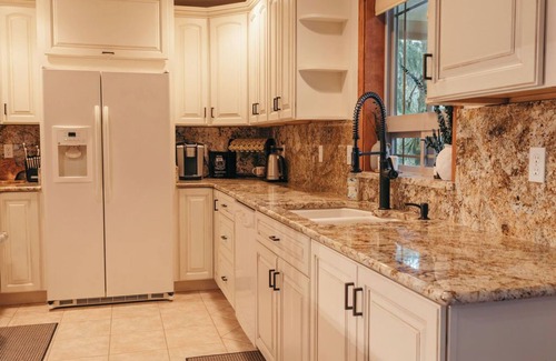 Beaver House | Pleasant Meadows Riverside! 2 bedroom/Hot Tub/Starlink internet/Air Conditioning