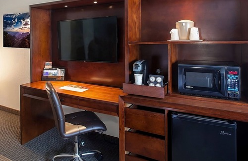Tusayan Hotel | Pleasant Stay, Convenient Location! 4 Relaxing Units, Parking, Hot Tub, Pool