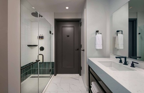 North Capitol Street Hotel | Pleasant Stay, Prime Location! 1BR Suite with Atrium Gallery View, Pets Allowed!