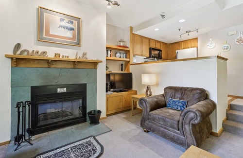 Central Vermont- Killington Condo | Pleasantly Decorated condo with access to pool and hot tub Highridge C1