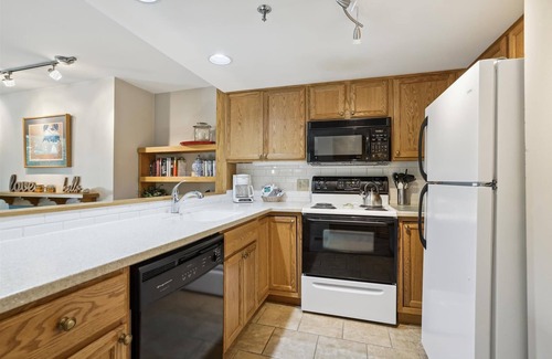 Central Vermont- Killington Condo | Pleasantly Decorated condo with access to pool and hot tub Highridge C1
