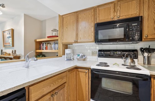 Central Vermont- Killington Condo | Pleasantly Decorated condo with access to pool and hot tub Highridge C1