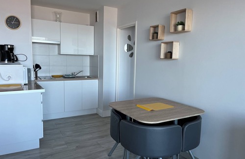 Courseulles-sur-Mer Apartment | PLEINE MER Front de Mer - 1st Et. Elevator - 4P - Parking - Wifi - Linen Ok