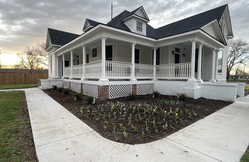 Davis House | Plenty of space to relax! Near Turner falls and Crossbar Ranch. Sleeps 6