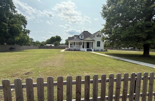 Davis House | Plenty of space to relax! Near Turner falls and Crossbar Ranch. Sleeps 6
