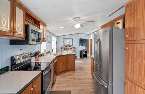 Chapin Apartment | Plum Beautiful | 3 Kings & Hot Tub on Lake Murray