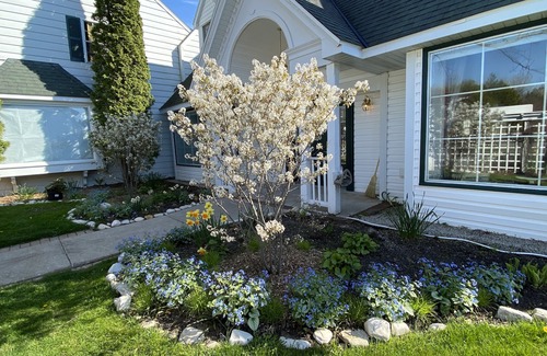 Ephraim House | "Plum Retreat" is spacious, warm & beautiful, and surrounded by gardens.