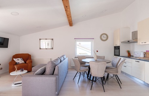 Bezjaki Apartment | Plush Apartment in Rijeka with Hot Tub and near the Sea