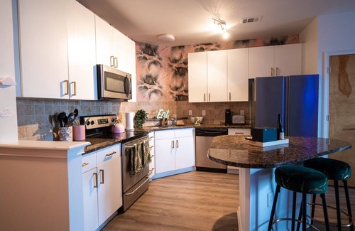 Atlanta Condo | Plush Palm Paradise - West End