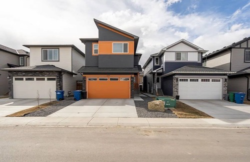 Airdrie House | ♡ Plush Suite with | Pet Friendly | Fast Wi-Fi | Perfect for Long Stays ♡