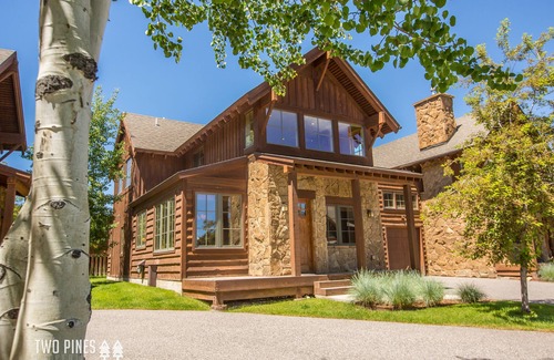 Big Sky House | Plush Townhome! Walk to Music in The Mountains Every Thurs! 15 Min Drive to Reso