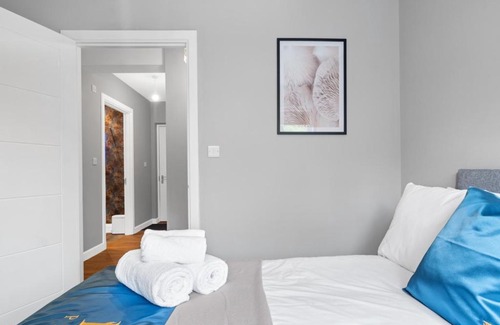 Stratford-upon-Avon Apartment | Pluxa Cobalt Blue Brand new apartment in Redditch with carpark