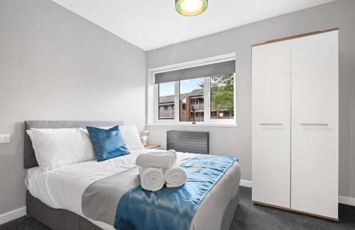 Stratford-upon-Avon Apartment | Pluxa Cobalt Blue Brand new apartment in Redditch with carpark