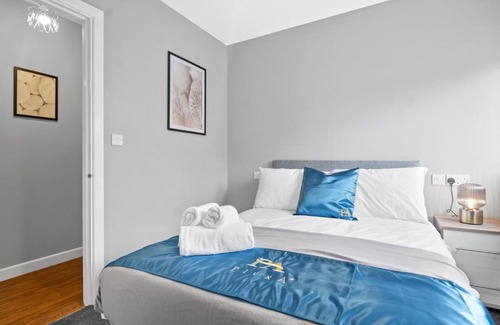 Stratford-upon-Avon Apartment | Pluxa Cobalt Blue Brand new apartment in Redditch with carpark
