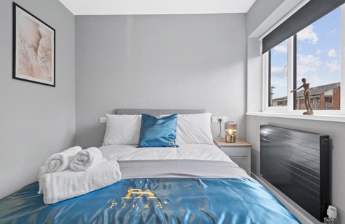 Stratford-upon-Avon Apartment | Pluxa Cobalt Blue Brand new apartment in Redditch with carpark