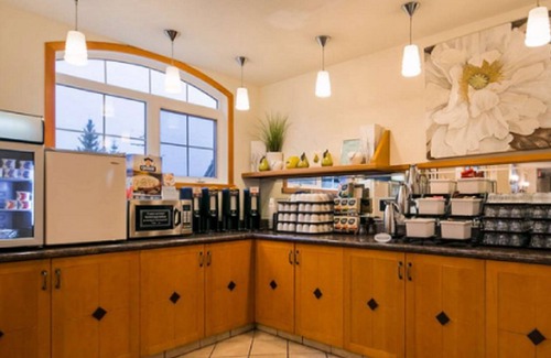 Canmore Hotel | Pocaterra Inn and Waterslide