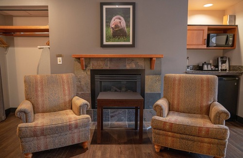 Canmore Hotel | Pocaterra Inn and Waterslide