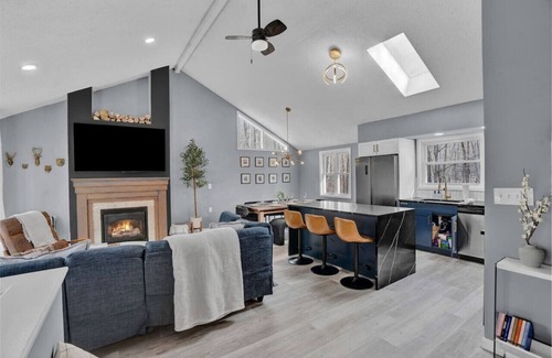 Gouldsboro House | Pocono Blue | Paddleboards, Spa, Indoor Jacuzzi, GameRoom, Lake, EV