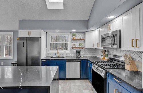 Gouldsboro House | Pocono Blue | Paddleboards, Spa, Indoor Jacuzzi, GameRoom, Lake, EV