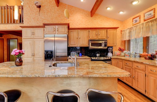 Tafton House | Pocono Chalet ~ Heated Pool ~ Sauna ~ Firepit ~ Game Room