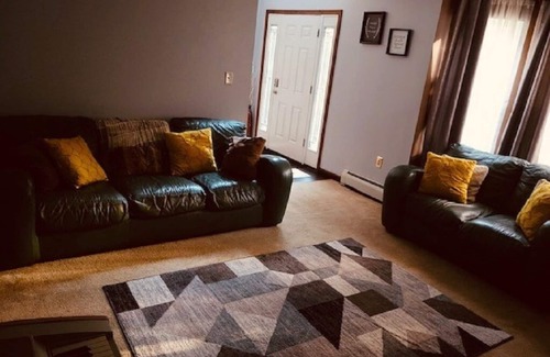 Brodheadsville House | Pocono home close to everything- Kick back and relax in this calm, stylish space