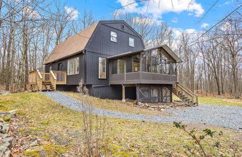 East Stroudsburg House | Pocono Luxury Retreat - Games Hot tub and More