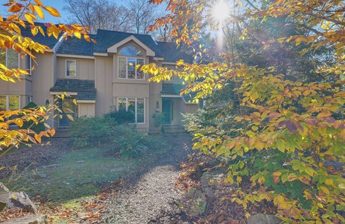 Pocono Pines House | Poconos Getaway★Modern Renovated Lakeside Home★Pool 3 Bed 2.5Bath Crested Falcon