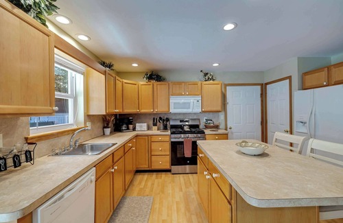 East Stroudsburg House | Poconos Retreat | Dogs, Pool, Hot Tub, & Game Room