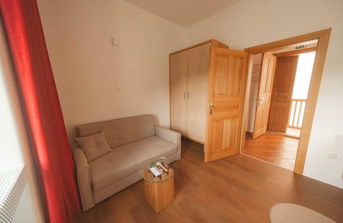Cerklje ob Krki Apartment | PODSREDA CASTLE APP 2 ROMANSKI