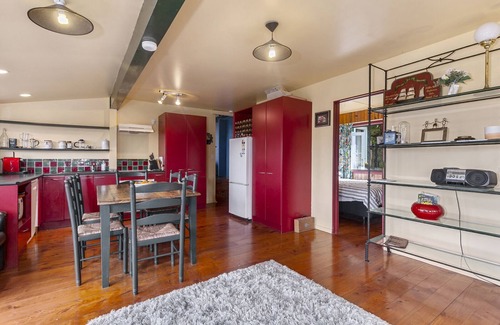 Tawharanui House | Pohutukawa Cottage - Matakana Holiday Home