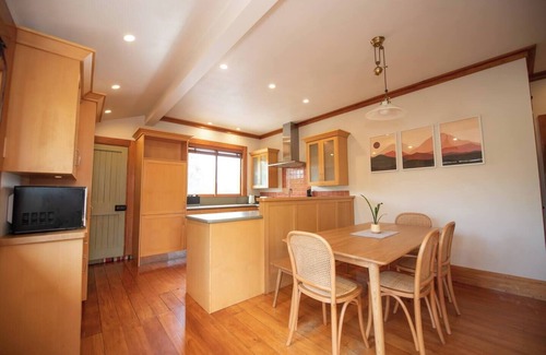 Rewa House | Pohutukawa Tides: Close to Beach