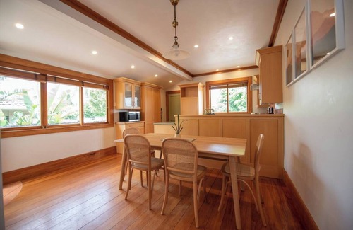 Rewa House | Pohutukawa Tides: Close to Beach