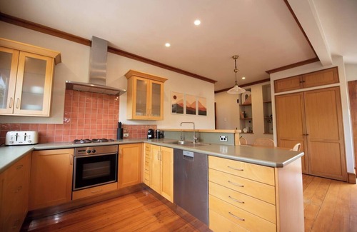 Rewa House | Pohutukawa Tides: Close to Beach