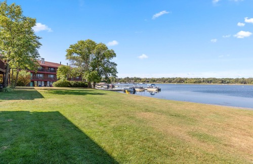 Breezy Point Condo | Point Condos 2BR w/Lake Views & Fireplace