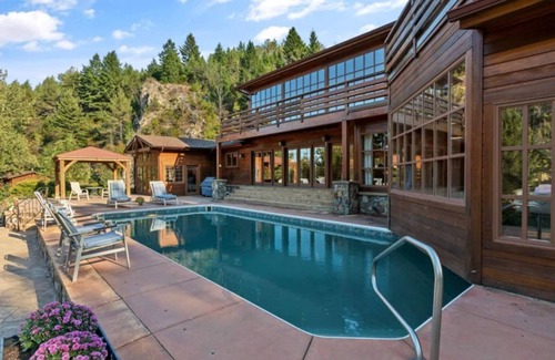 Red Lodge House | Point of Rocks near Beartooth Pass and Yellowstone