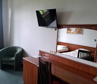 Tomaszow Mazowiecki Apartment | Pokoj trzyosobowy osobne łóżka Quick Check In