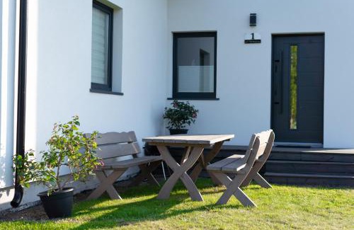 Nowecin House | Pokoje Gościnne Fuksja