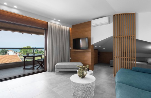 Ierissos Apartment | Pola's Loft - Spacious apartment with sea view 5 min from the beach!