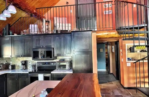 North Pole Cabin | Polar Luxe Log Home （极地豪华小屋）