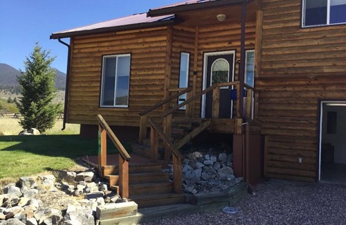 Polaris House | Polaris Paradise Elkhorn, Entire Townhouse in scenic Polaris, MT