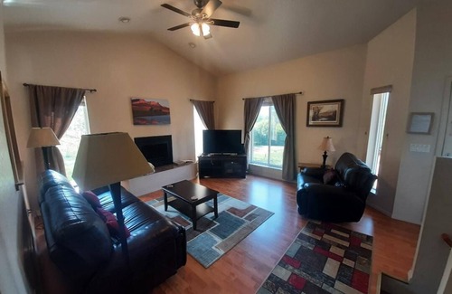 Polaris House | Polaris Paradise Maverick, Entire townhouse in scenic Polaris, MT