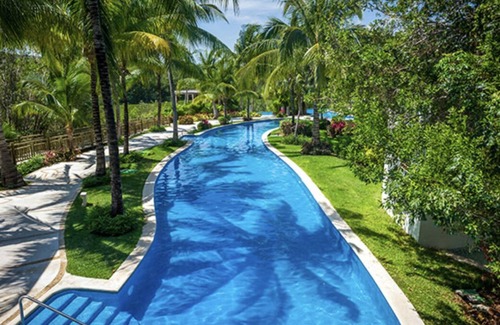 Centro Hotel | Polished hotel in a beachfront resort complex with a restaurant and outdoor pool