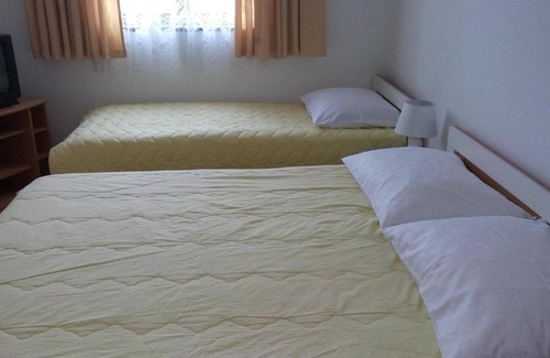Poljanak Apartment | Poljanak Apartment Sleeps 3 WiFi