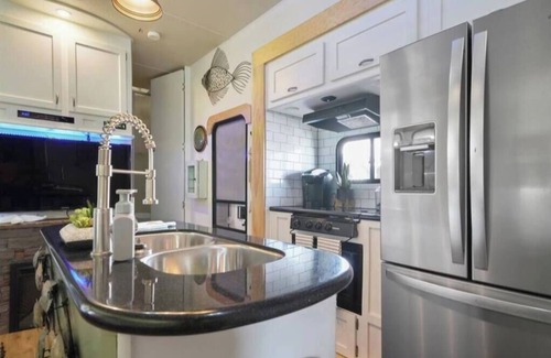 Crystal Beach House | Polly in Paradise, 2 bdrm camper
