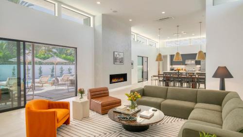 La Quinta House | Polo Villa Aura 2 Homes Pickleball Putting Green Sleeps 32